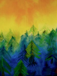 gelb-orangener Himmel über blau-grünem Nadelwald in Aquarell mit Ölkreide